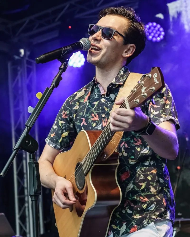 Patrick Motsch singt und spielt Gitarre auf der Bühne mit Einzig & Artig
